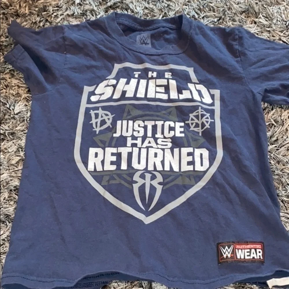 Boys youth WWE wrestling t shirt size S.